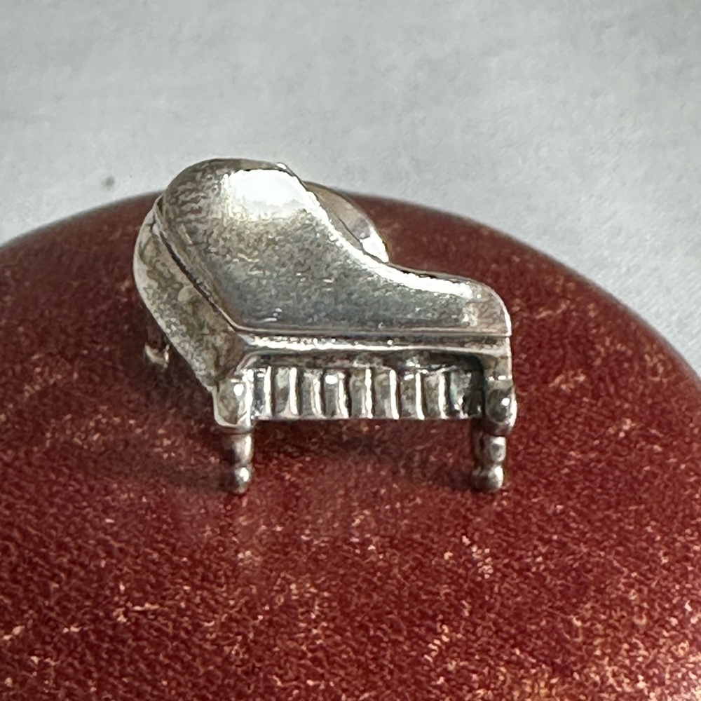 Grand Piano silvertone lapel pin tie tack